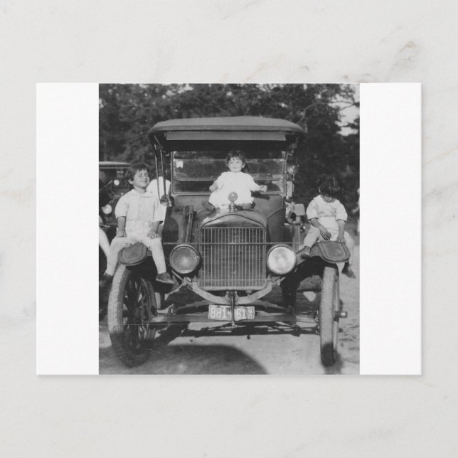 Zwanzigerjahre Kinder auf Auto Postkarte (Vorderseite)