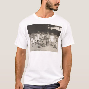 Zwanzigerjahre Kinder, die auf Liga-Baseball-Feld T-Shirt