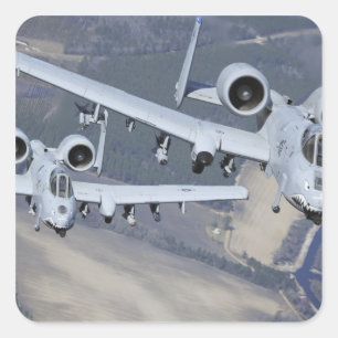 Zwei A-10C-Thunderbolzen II fliegen formatgenau Quadratischer Aufkleber