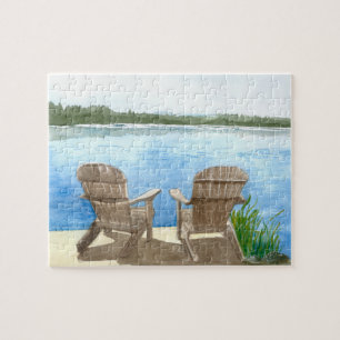 Zwei Adirondack-Stühle am See mit Bergen