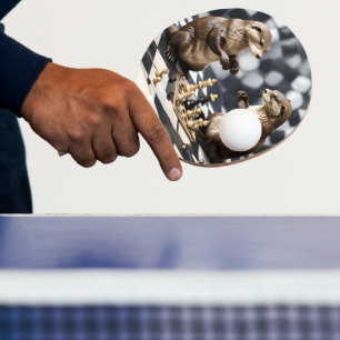 Zwei andere spielen Schach, Tischtennis Schläger