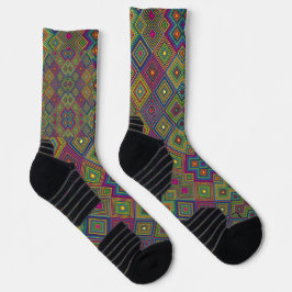 Zwei Ansichten von bunten Socken mit einem geometr