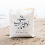 Zwei auf See | GASTGESCHENK HOCHZEIT Tragetasche<br><div class="desc">Hochzeitstaschen oder Taschen mit Gastgeschenk Hochzeit für Hochzeitsfeiern an der Küste bieten zwei küssende Fische mit "zwei weniger Fischen im Meer" in marineblauer Schriftzeichen. Ideal für Hochzeiten im Sommer am Meer,  für Vergünstigungen oder als Ihr Hotel Goody Taschen begrüßen.</div>