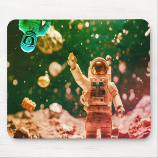 Zwei außerirdische Jungen weit, weit draußen im We Mousepad