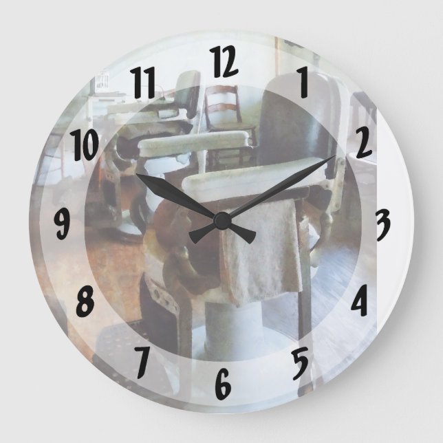 Zwei Barberstühle Große Wanduhr (Vorderseite)