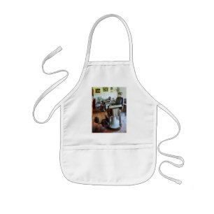 Zwei Barberstühle Kinderschürze
