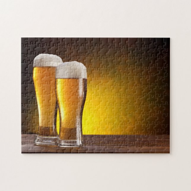 Zwei Biergläser auf einem Holztisch (Horizontal)