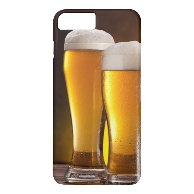 Zwei Biergläser auf einem Holztisch Case-Mate iPhone Hülle (Rückseite)