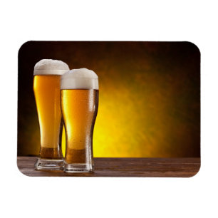 Zwei Biergläser auf einem Holztisch Magnet