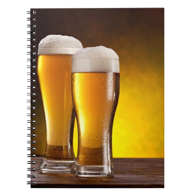 Zwei Biergläser auf einem Holztisch Notizblock (Vorderseite)