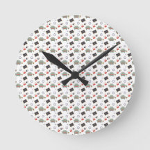 Zwei Bilder einer runden Wanduhr mit schwarzen Zei