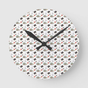 Zwei Bilder einer runden Wanduhr mit schwarzen Zei