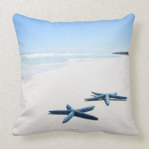 Zwei blaue Starfish am Rand des Wassers auf Kissen