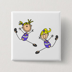 Zwei blonde Mädchen-Turn-T-Shirts und Geschenke Button