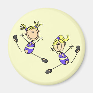 Zwei blonde Mädchen-Turn-T-Shirts und Geschenke Magnet