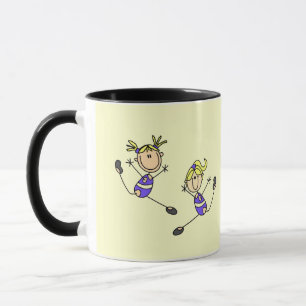 Zwei blonde Mädchen-Turn-T-Shirts und Geschenke Tasse