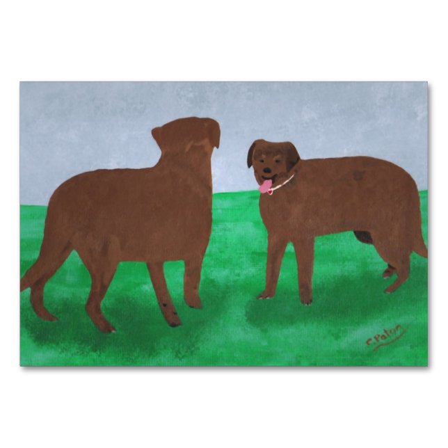 Zwei braune Hunde lesen Taschenkarten für Erwachse Tischnummer (Vorderseite)