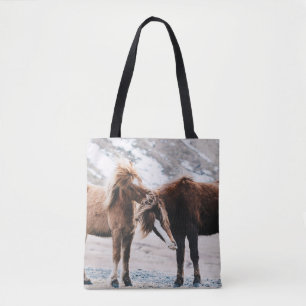 ZWEI BRAUNE PFERDE AUF DEM FELD TASCHE