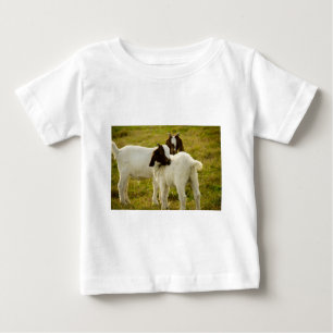 Zwei braune und weiße Ziegen auf einem Feld Foto Baby T-shirt
