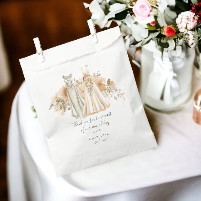 Zwei Brautstraßen in Kleider Personalisierte Hochz Geschenktütchen (Two Brides in Dresses Personalized Wedding Favor Bags from Ricaso)