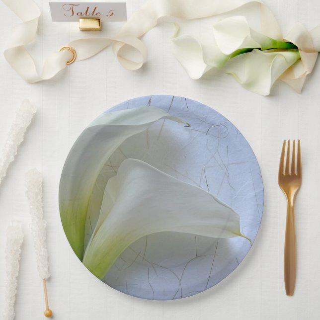 Zwei Calla liegen auf texturiertem Papier Pappteller (Hochzeit)