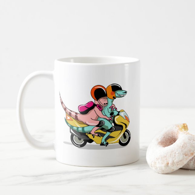 Zwei Cartoon-Raptoren fahren mit einem Motorroller Kaffeetasse (Mit Donut)