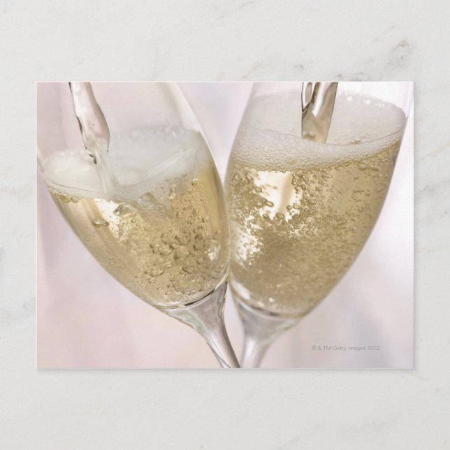 Zwei Champagnerflöten, die mit funkelndem Glanz ge Postkarte (Vorderseite)