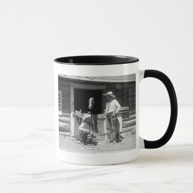 Zwei Cowboys stehend nahe bei einer Scheune mit Tasse (Rechts)