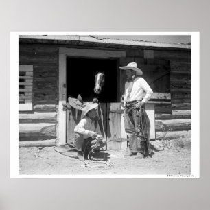 Zwei Cowboys stehend neben einer Scheune mit Pferd Poster