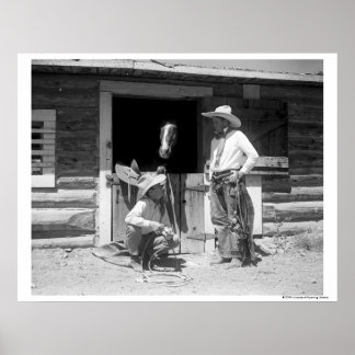 Zwei Cowboys stehend neben einer Scheune mit Pferd Poster