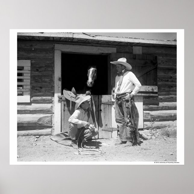 Zwei Cowboys stehend neben einer Scheune mit Pferd Poster (Vorne)