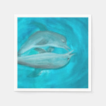 Zwei Delphine spielen frei und wild im Ozean