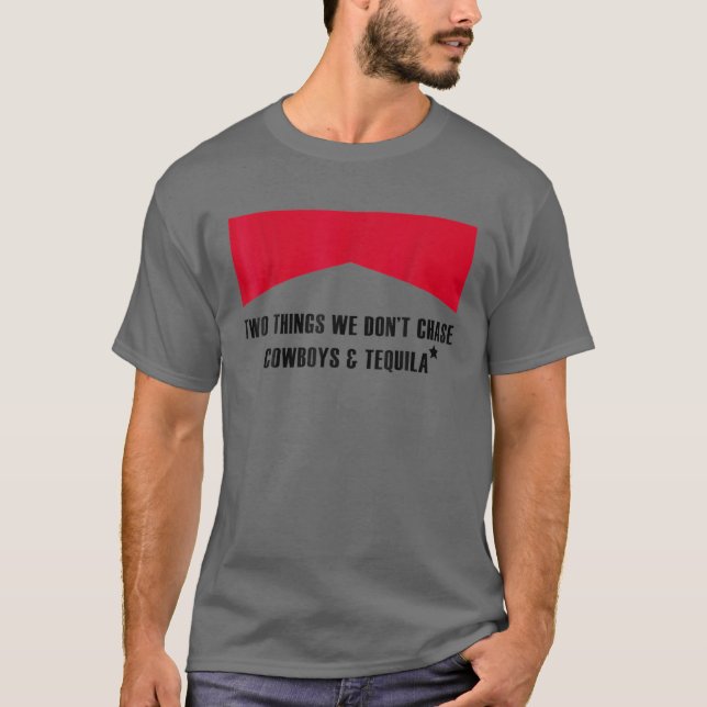 Zwei Dinge jagen wir nicht Cowboys und Tequila Cow T-Shirt (Vorderseite)