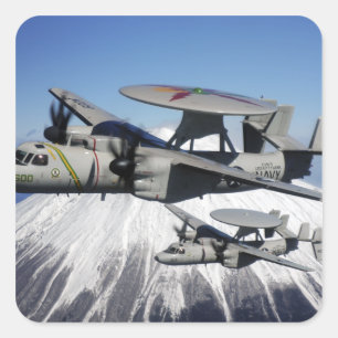 Zwei E-2C Hawkeyes Führung ein Flyby Quadratischer Aufkleber