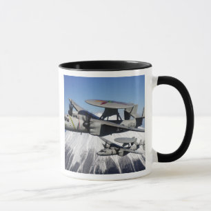 Zwei E-2C Hawkeyes Führung ein Flyby Tasse