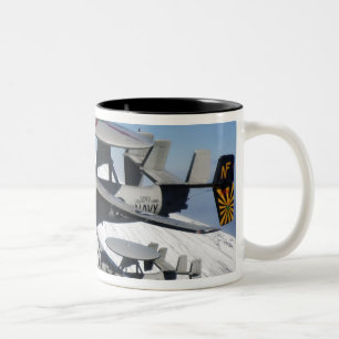 Zwei E-2C Hawkeyes Führung ein Flyby Zweifarbige Tasse