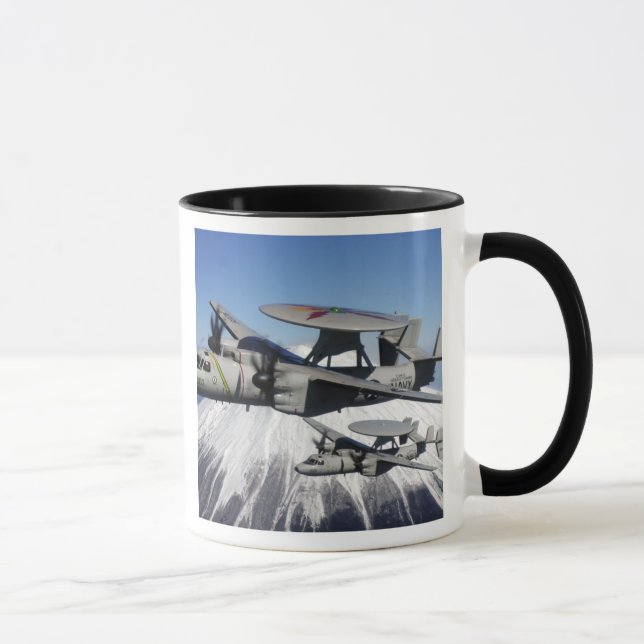 Zwei E-2C-Hawkeyys führen einen Flyby Tasse (Rechts)