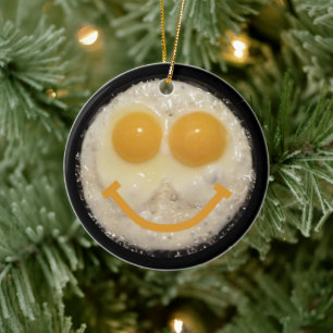 Zwei Eier im Bratpfanne mit Lächeln Keramik Ornament
