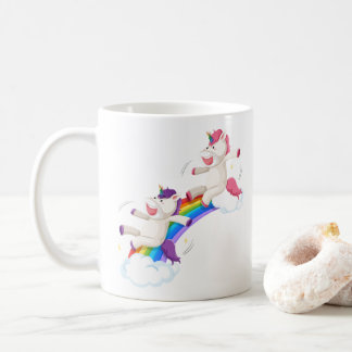 Zwei Einhörner, die hinunter Regenbogen schieben Kaffeetasse