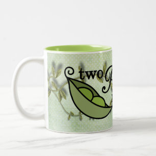Zwei Erbsen in einer Pod-Tasse Zweifarbige Tasse