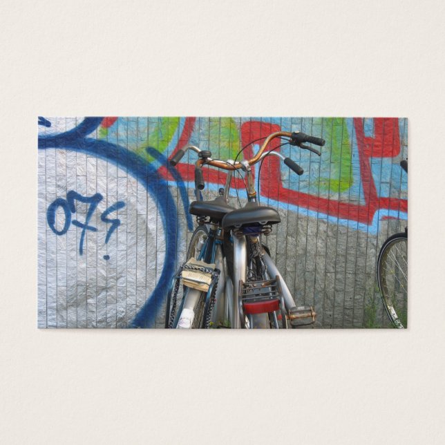 Zwei Fahrräder und eine Graffiti-Wand kleine Fotok (Vorderseite)