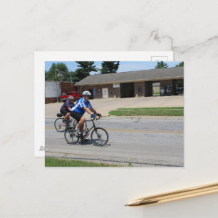 Zwei Fahrradfahrer in Burlington, Iowa Postkarte