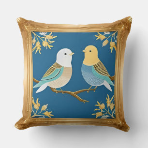 Zwei farbenfrohe Vögel in einem verzierten goldene Kissen