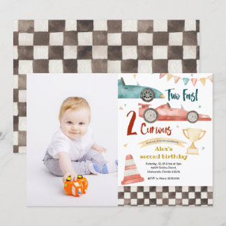 Zwei fast zwei neugierige Einladung mit Foto