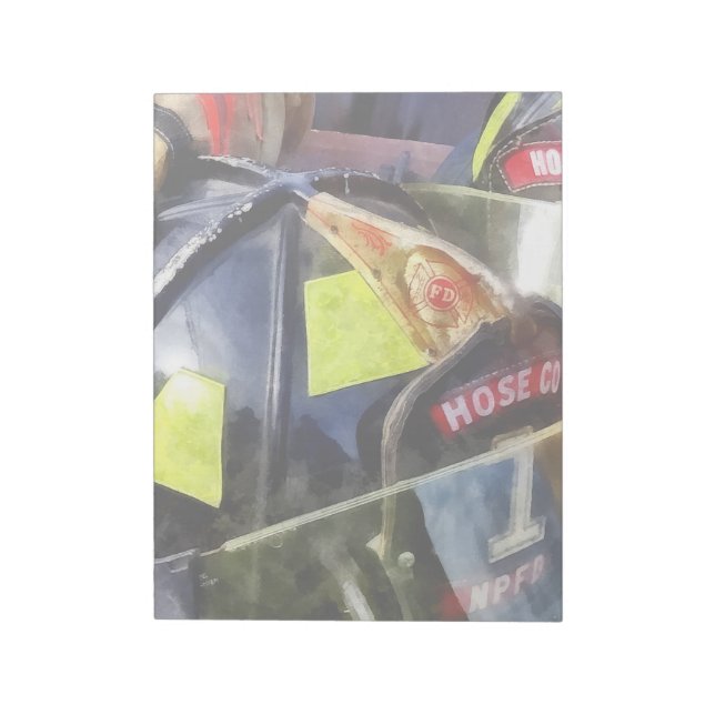 Zwei Feuerhelme und Feuerwehrmäntel Notizblock (Rotiert)