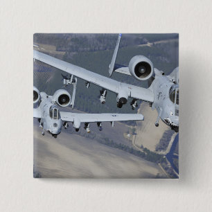 Zwei Flugzeuge A-10C Thunderbolt II fliegen in Button
