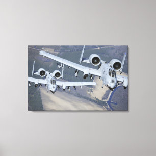 Zwei Flugzeuge A-10C Thunderbolt II fliegen in Leinwanddruck