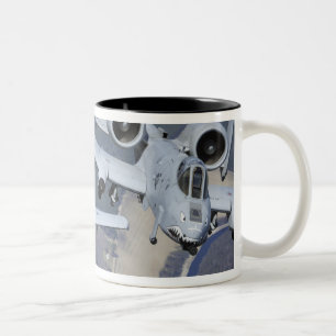 Zwei Flugzeuge A-10C Thunderbolt II fliegen in Zweifarbige Tasse
