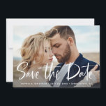 Zwei Foto mit moderner Schrift Save The Date<br><div class="desc">Diese skurrile und elegante Save the Date-Karte verfügt über zwei Ihrer beliebtesten persönlichen Fotos,  mit angesagten,  handgeschriebenen Schriften vorne und all Ihren Hochzeitsinformationen auf der Rückseite. Ein schlichtes und modernes Design,  das perfekt zu Ihrem Stil passt!</div>