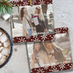 Zwei Fotos Glück ist Du als Friend Red Snowflake Keramikornament<br><div class="desc">Rote und weiße Schneeflocken-Foto mit eigenen Fotos und Pinselskripttypografie. Das Design ist zweiseitig und die Vorlage ist für Sie bereit,  um Ihre Fotos in voller Größe auf der Vorder- und Rückseite hinzuzufügen. Das Jahr und der Wortlaut sind vollständig editierbar - Sample-Formulierung lautet "Glück ist .. Sie als Freund haben".</div>